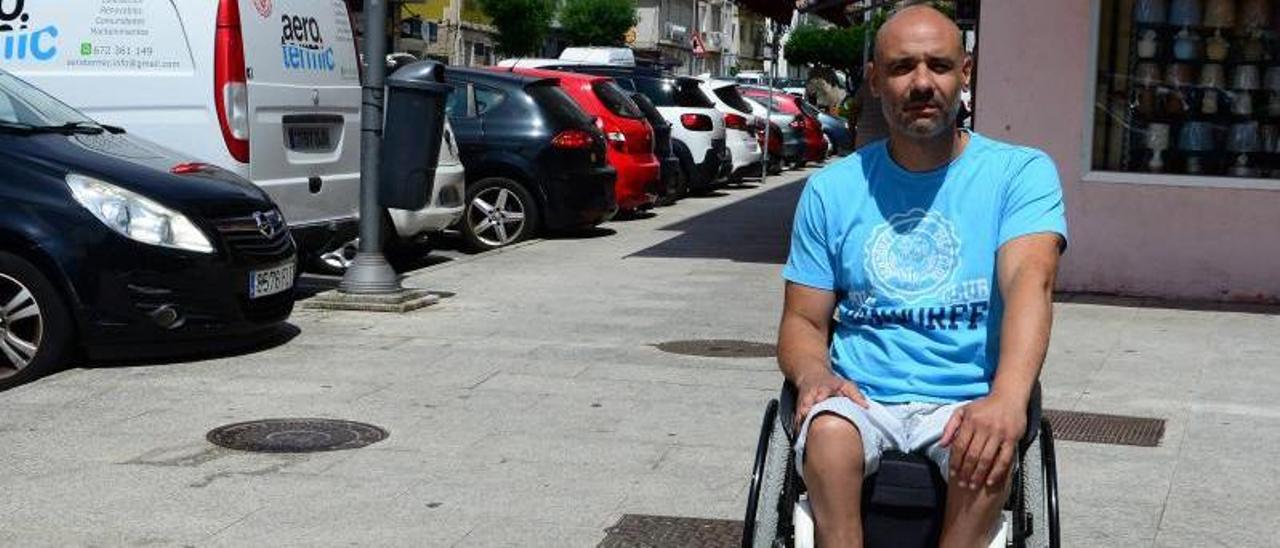 Mario Martínez, tras poner su queja en el Concello de Moaña.   |  G.N.