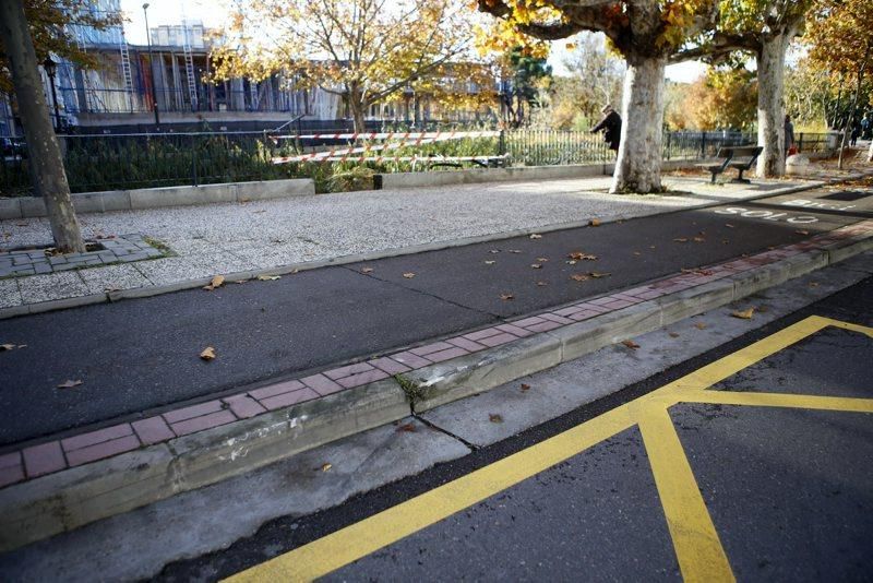 Los Bomberos de Zaragoza sacan un vehículo del canal