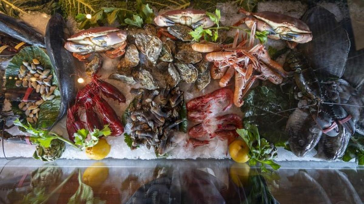 La vitrina con pescado y marisco fresco a la entrada del restaurante El Cangrejo Loco.