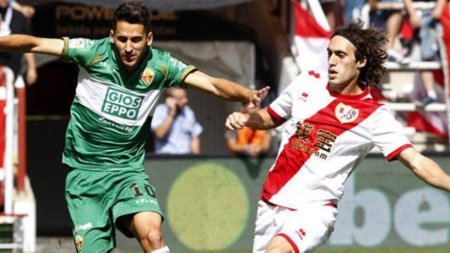 Un momento del partido entre el Rayo y el Elche