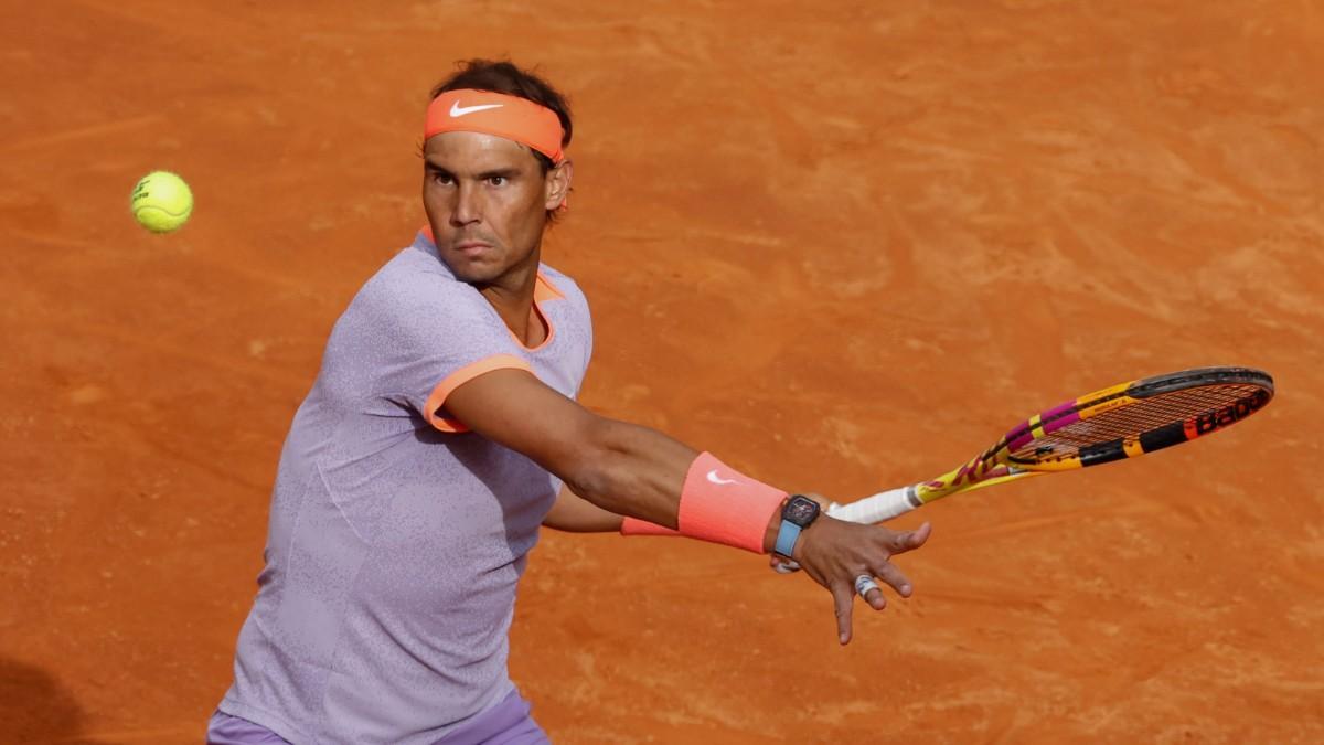 Nadal devuelve una bola durante un partido