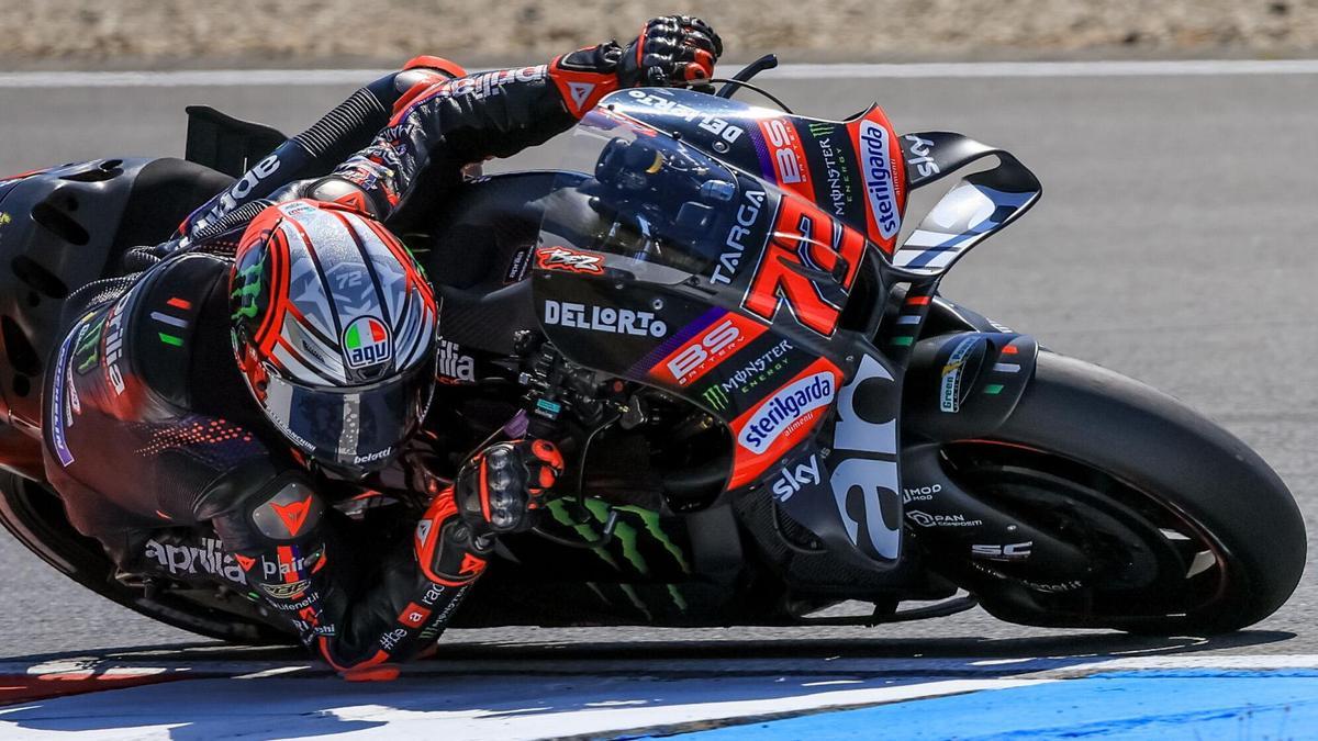 Bezzecchi espanta los fantasmas de Brno y lidera la primera sesión en Assen tras una caída de Márquez