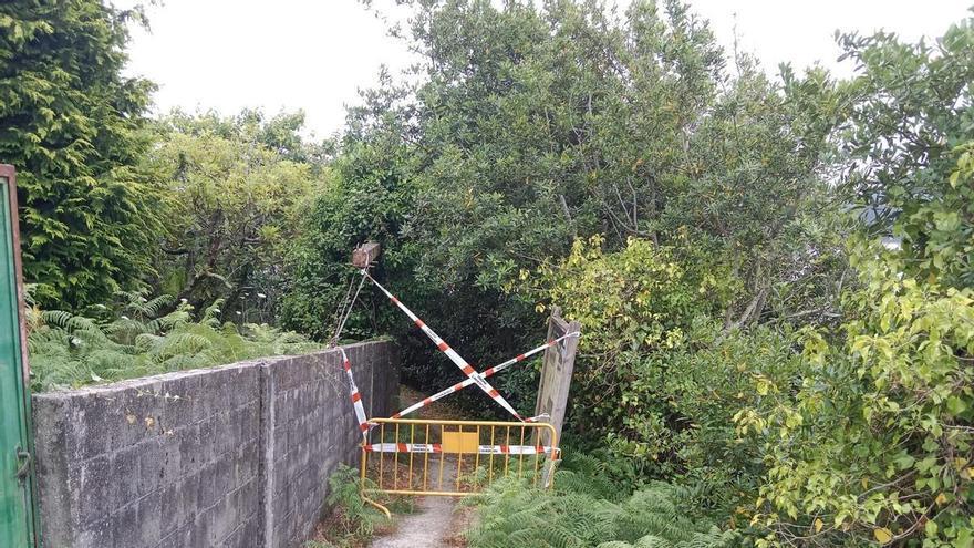 Paderne veta uno de los accesos a la playa de A Xurela por riesgos de desprendimientos