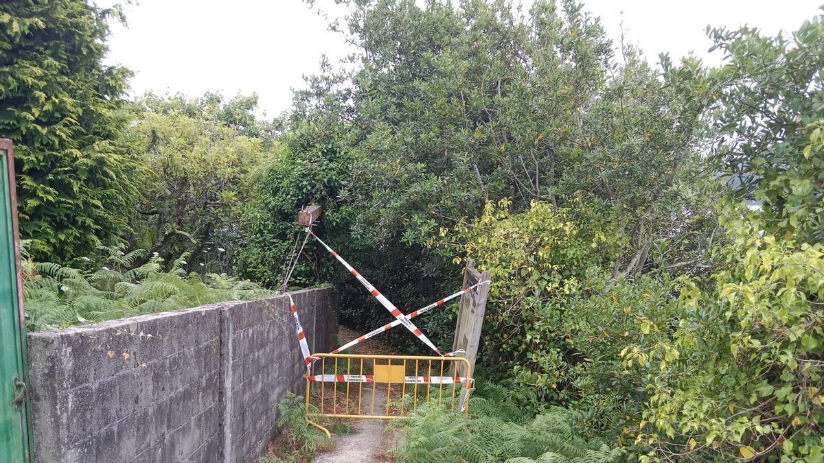 El acceso restringido a la playa de A Xurela en Paderne