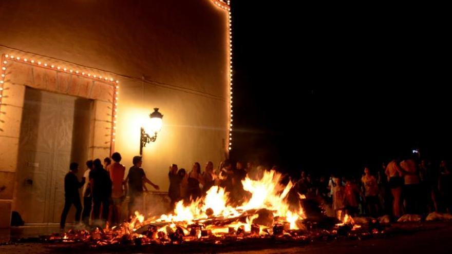 La tradicional Foguera de Sant Antoni iluminará esta noche el cielo de Petrer