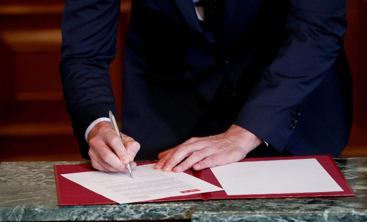 Spanish acting Prime Minister Pedro Sanchez signs a coalition agreement during a news conference with Unidas Podemos (Together We Can) leader Pablo Iglesias (not pictured) at Spain’s Parliament in Madrid, Spain, November 12, 2019. REUTERS/Sergio Perez