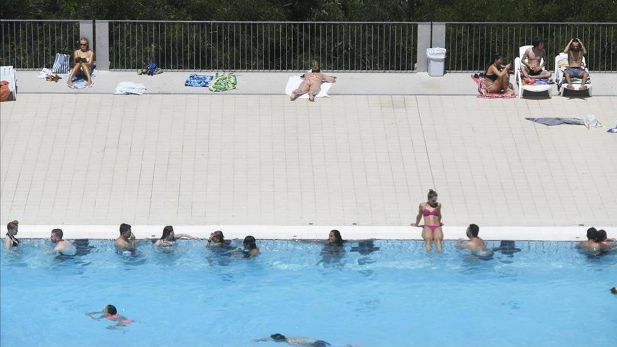 Barcelona recuerda a las piscinas públicas que deben permitir el toples