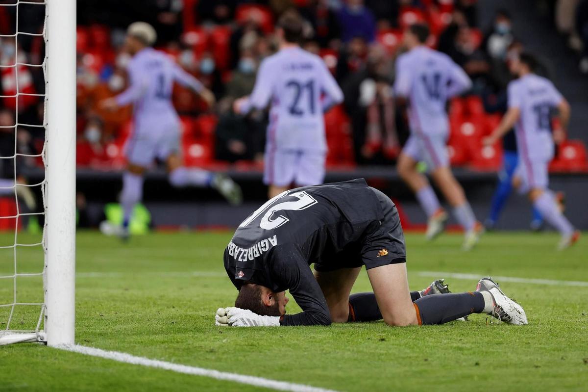 BILBAO, 20/01/2022.- El guardameta del Athletic Club, Julen Agirrezabala, se lamenta tras encajar el segundo gol durante el encuentro correspondiente a los octavos de final de la Copa del Rey que disputan hoy jueves frente al FC Barcelona en el estadio de San Mamés, en Bilbao. EFE / Luis Tejido.