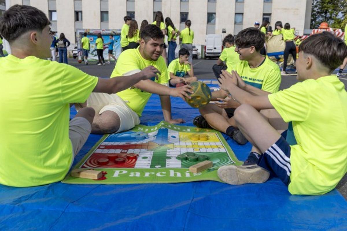 Un grupo de jóvenes en las actividades organizadas en la explanada de la Diputación de Córdoba.