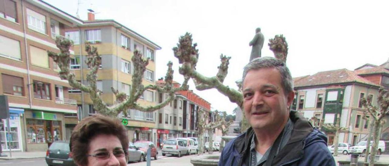 Claudio Naredo, ayer, en Posada de Llanes, vendiendo un cupón a Rosabel Gutiérrez.