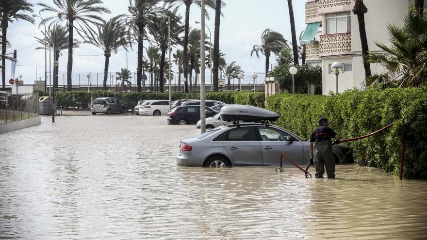 Vecinos de Alicante que achican agua por las grandes lluvias de veranos