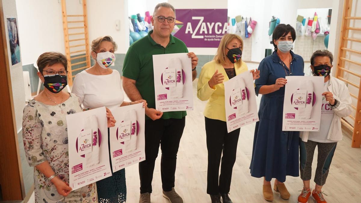 Presentación de la cena, con el diputado Jesús María Prada, Pilar de la Higuera y María José San Miguel, entre otros