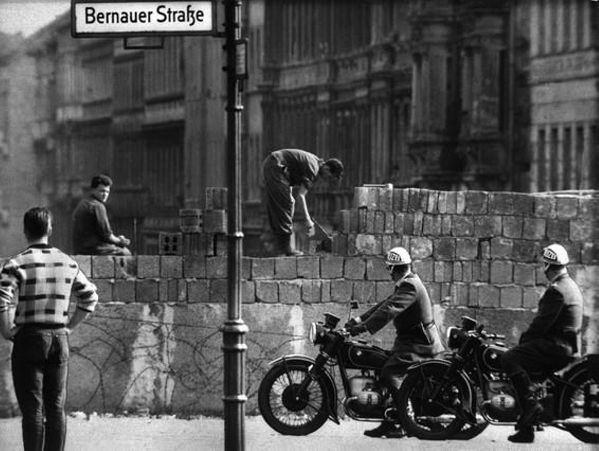 Diversos obrers aixequen el mur al carrer Bernauer, l’agost del 1961.