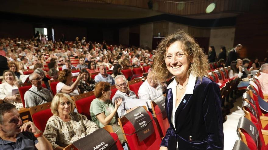 El multitudinario homenaje a profesores jubilados recuperado en Gijón siete años después: "Ninguna IA puede sustituir a un maestro"