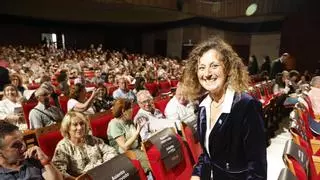 El multitudinario homenaje a profesores jubilados recuperado en Gijón siete años después: "Ninguna IA puede sustituir a un maestro"