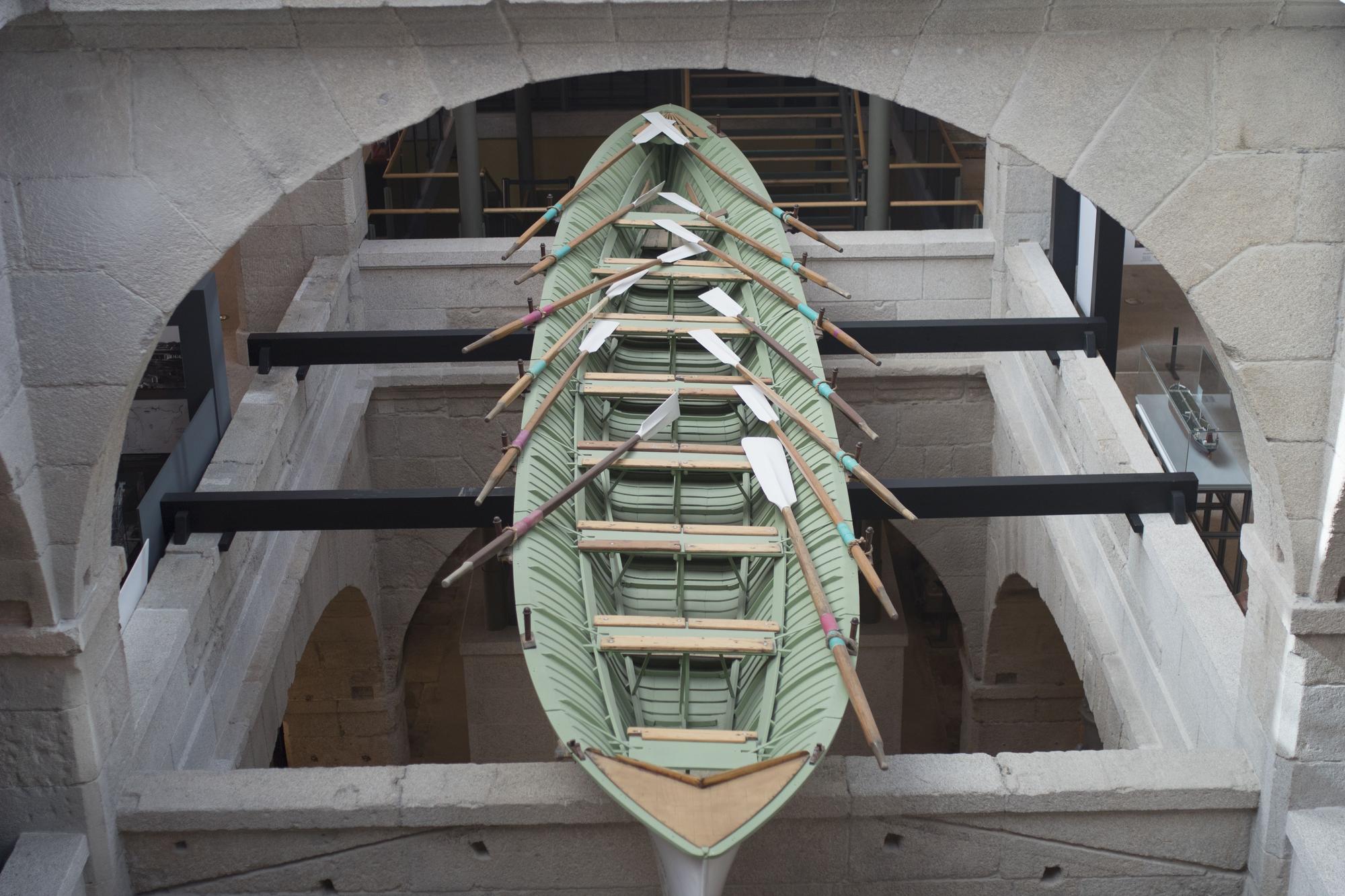 El Museo de la Construcción Naval alberga barcos reales de todo tipo, como esta trainera situada entre las dos plantas del edificio.