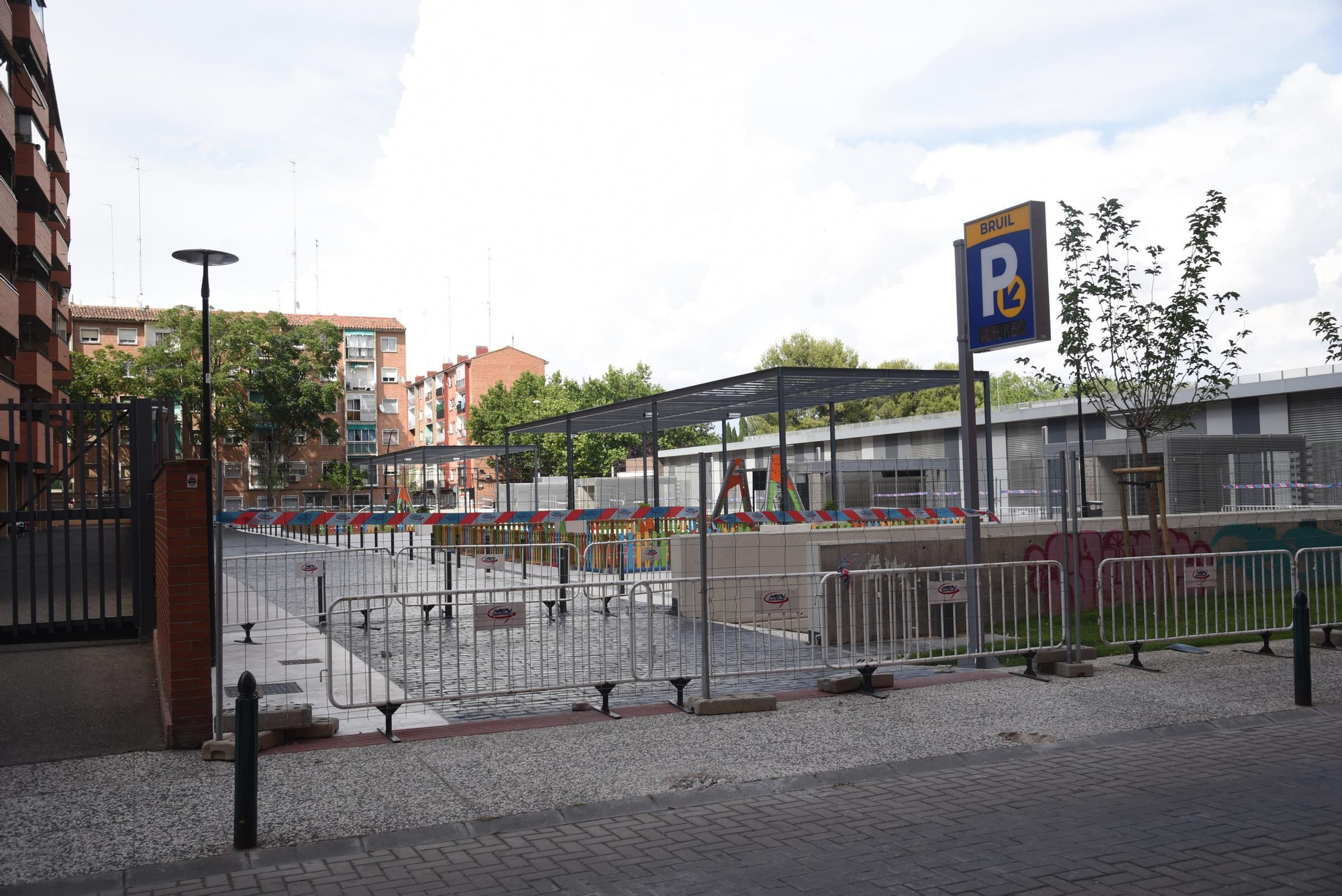 En imágenes | Así es la nueva plaza junto al parque Bruil de Zaragoza