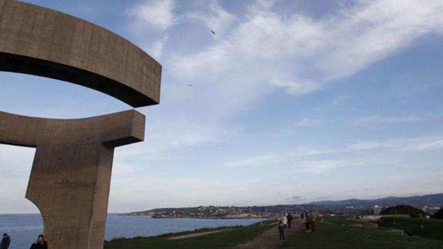 Agentes policiales evitan que un joven se lance al vacío en el Cerro de Santa Catalina