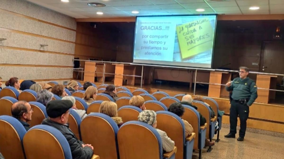 Una de las charlas ofrecidas por la Guardia Civil del Plan Maior