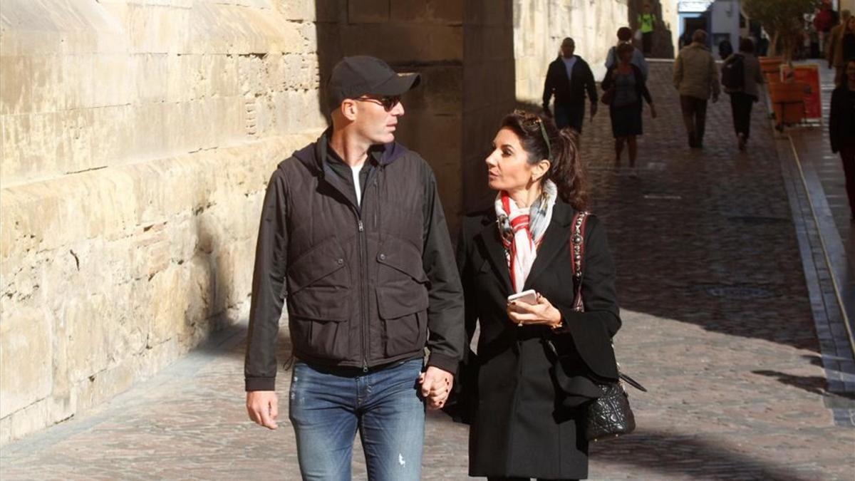 Zidane y su mujer, paseando por Córdoba