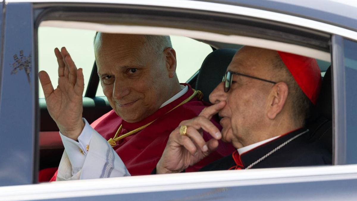 El papa León XIV, a su llegada al aeropuerto de Barcelona