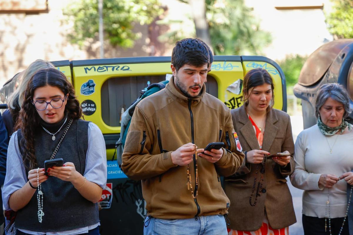 Rezos frente a la sala donde hoy se representa la primera misa negra satánica abierta al público en España.