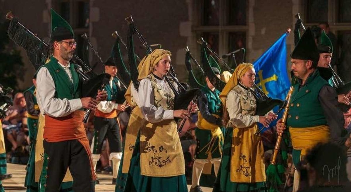 Las gaitas locales, éxito en Francia