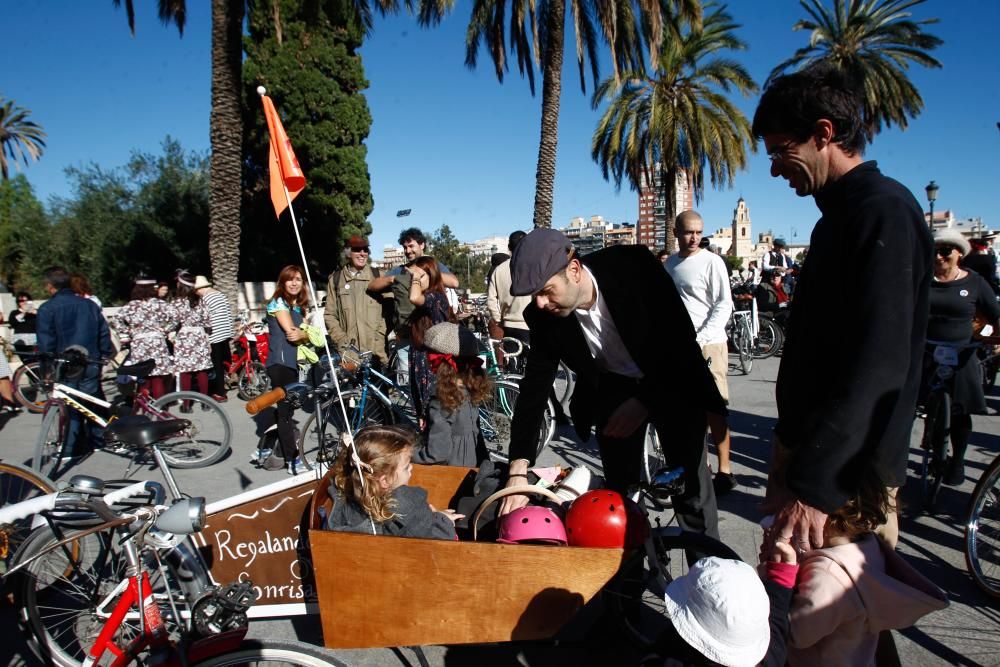 Encuentro de bicis antiguas y vestidos de época