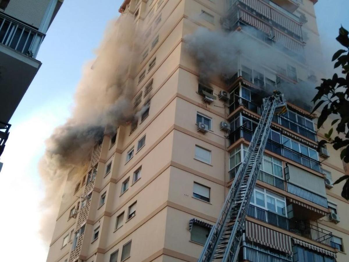 Las llamas se declaraban en la octava planta de un edificio situado en la Plaza de Ronda, en el distrito de Ciudad Jardín Las llamas se declaraban en la octava planta de un edificio situado en la Plaza de Ronda, en el distrito de Ciudad Jardín