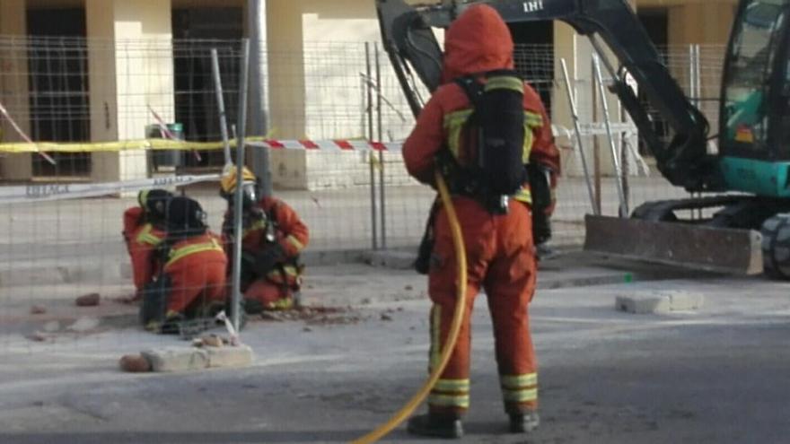 Los bomberos actuando en la zona