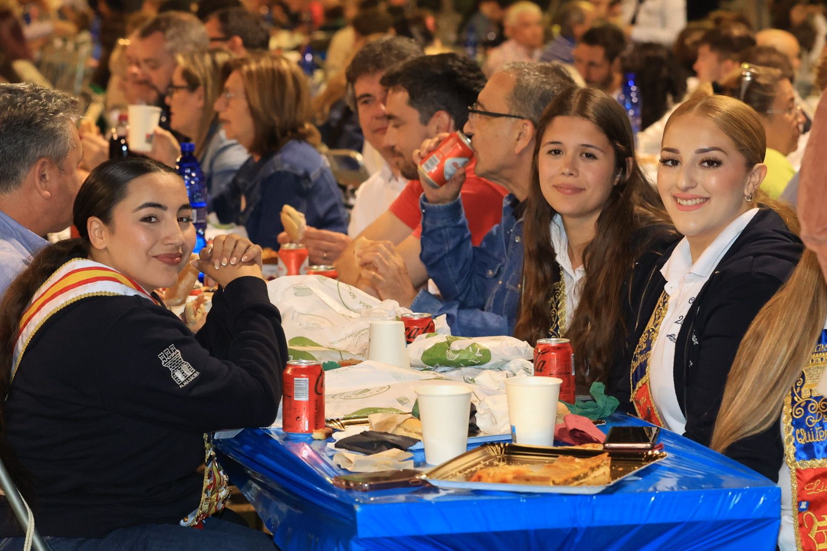 Búscate en la galería de fotos del 'sopar de pa i porta' en las fiestas de Almassora