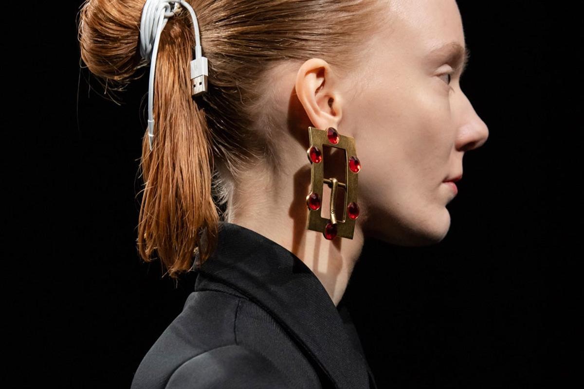 Peinado con cable de cargador en el desfile de Balenciaga.