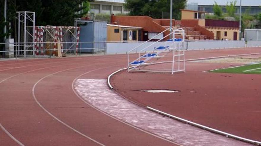 Una atleta es lesiona pel paviment malmès de l&#039;estadi Albert Gurt