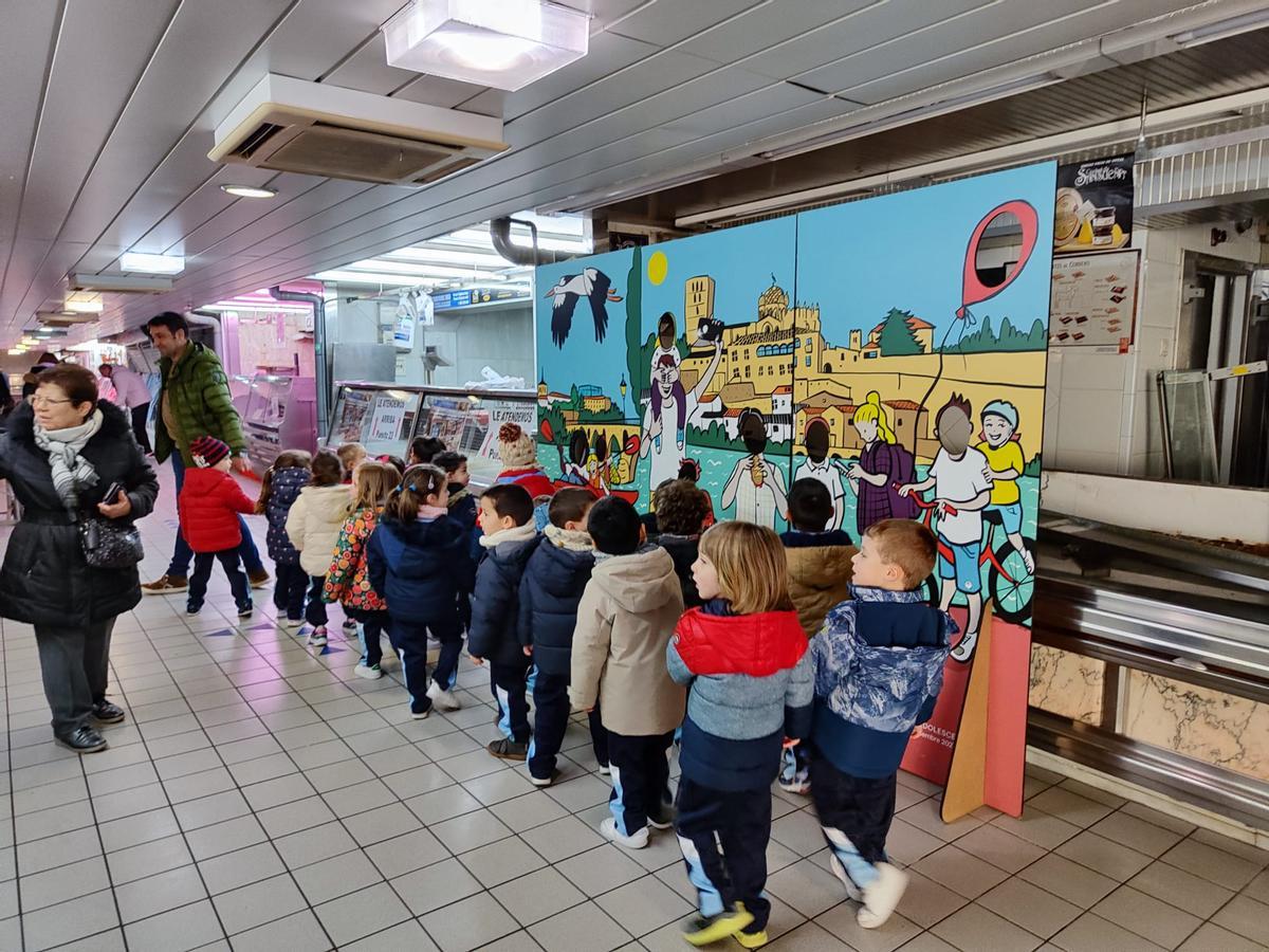 GALERÍA | Visita inesperada en el Mercado de Abastos: los niños de Infantil del Sagrado Corazón de Jesús