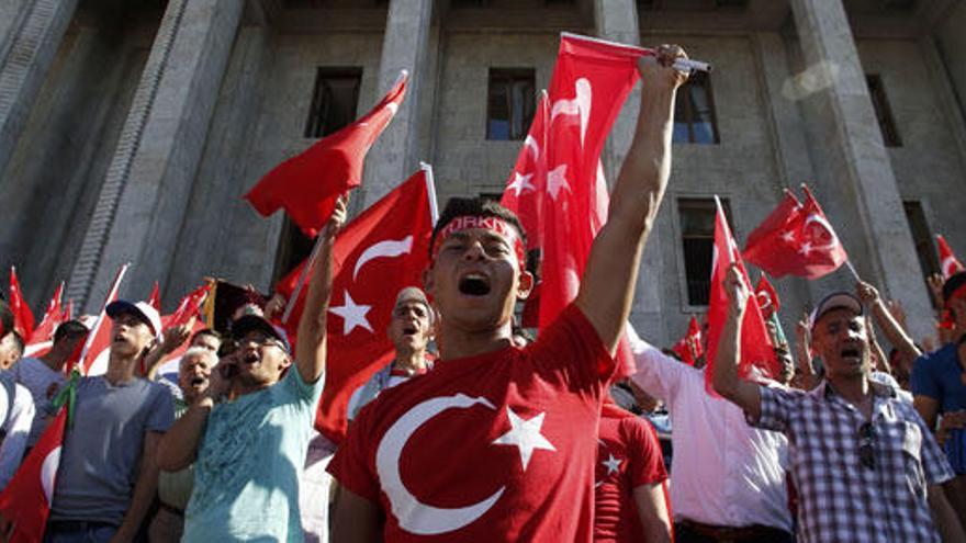 Manifestantes pro-Erdogan ante el Parlamento de Ankara.