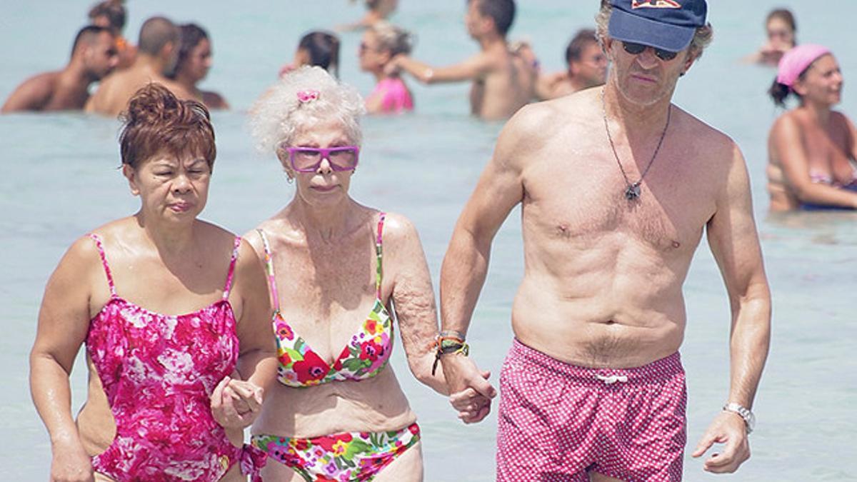 La duquesa de Alba, con su marido y una amiga, en Formentera, la semana pasada