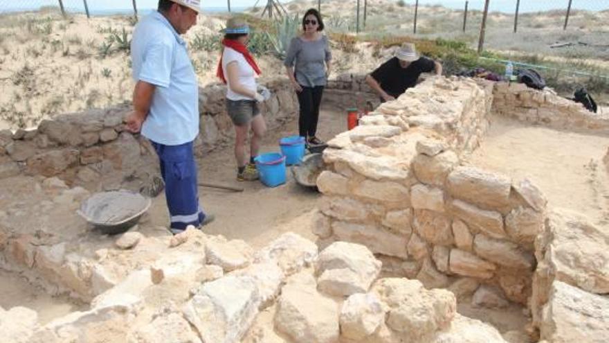 La edil de Cultura de Guardamar, junto a técnicos y restauradores, en el yacimiento del Moncayo.