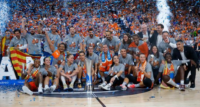 Celebració del València Basket després de proclamar-se campiones de l’LF Endesa