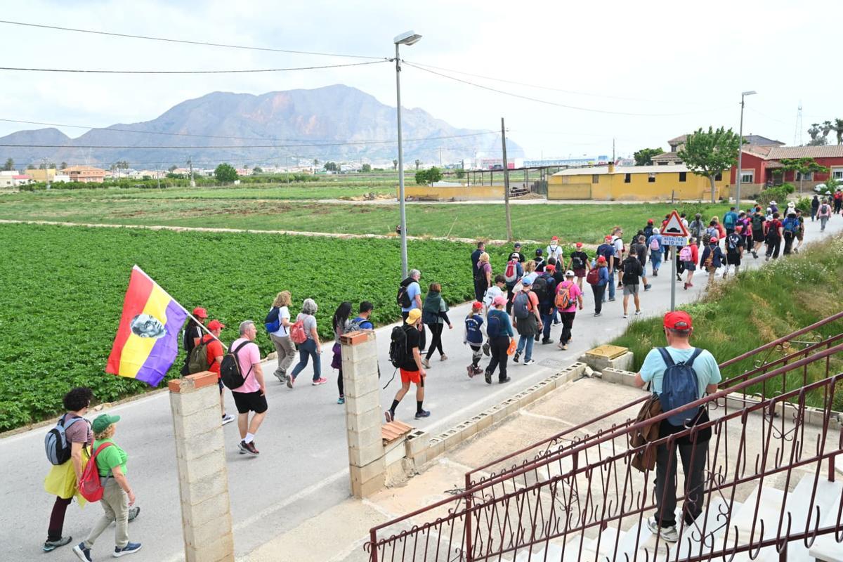 La Senda del Poeta Miguel Hernández arranca en Orihuela con cientos de participantes