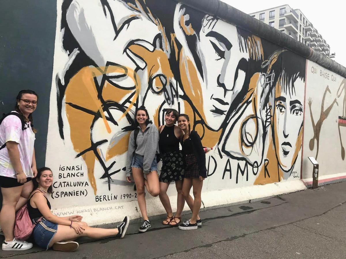 María Francesc (derecha) junto a sus amigas en un mural de Ámsterdam