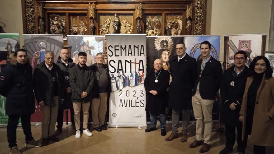 Los hermanos mayores y otros responsables de las cofradías avilesinas posan con el cartel de Semana Santa con Eugenia Caneiro Gago, a la derecha de la imagen.
