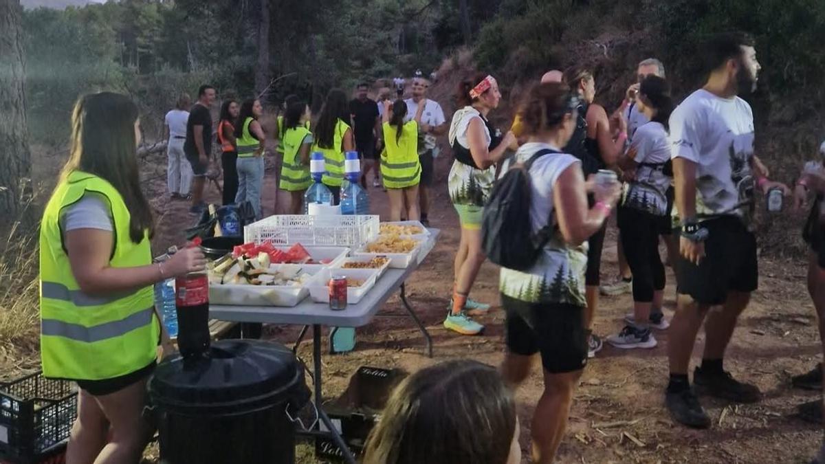Participants de la cursa Punk Trail, en un dels punts d'avituallament
