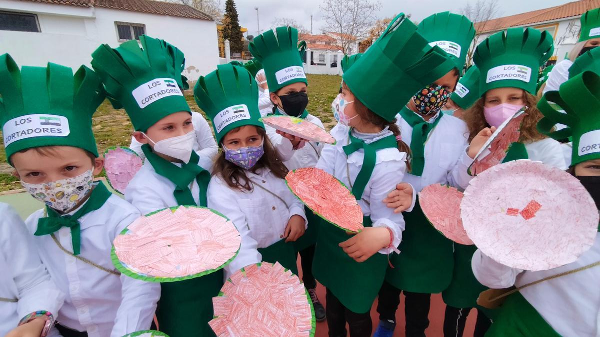 Pequeños cortadores de jamón en el patio del colegio