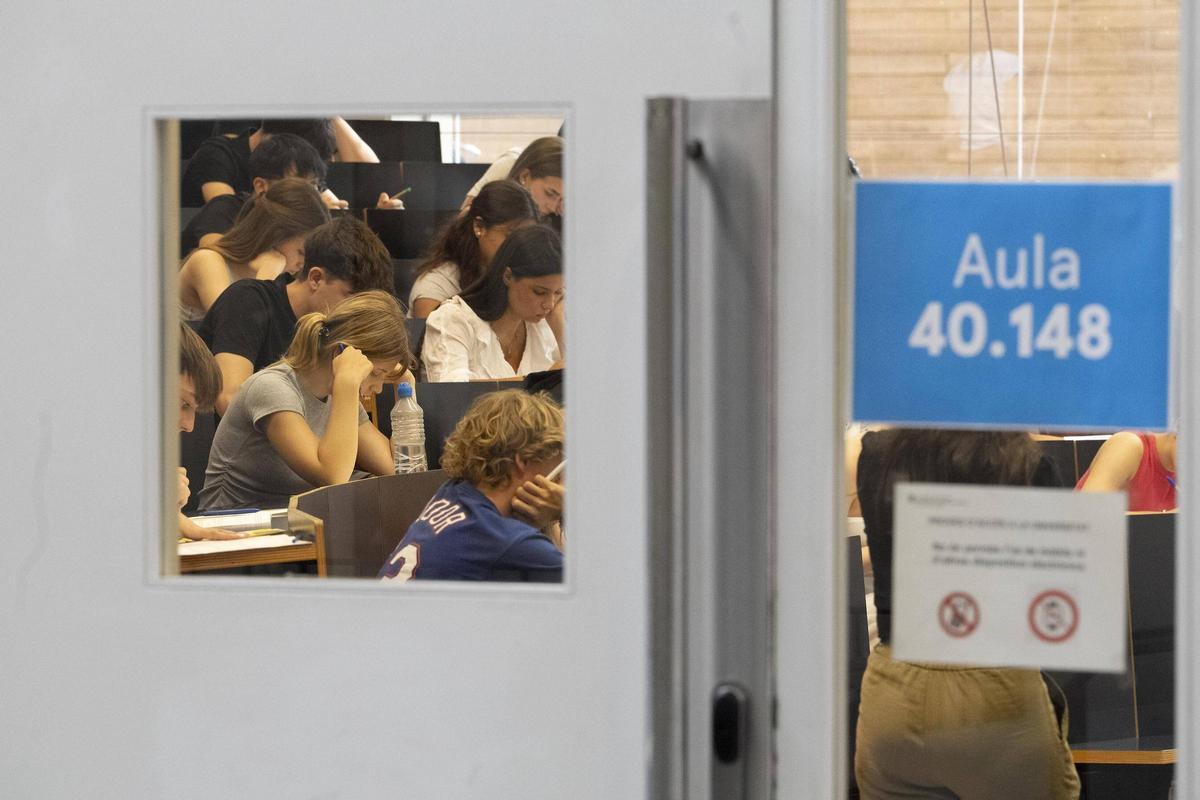 Un aula de la Pompeu Fabra, durante los exámanes de selectividad. Un aula de la Pompeu Fabra, durante los exámanes de selectividad.