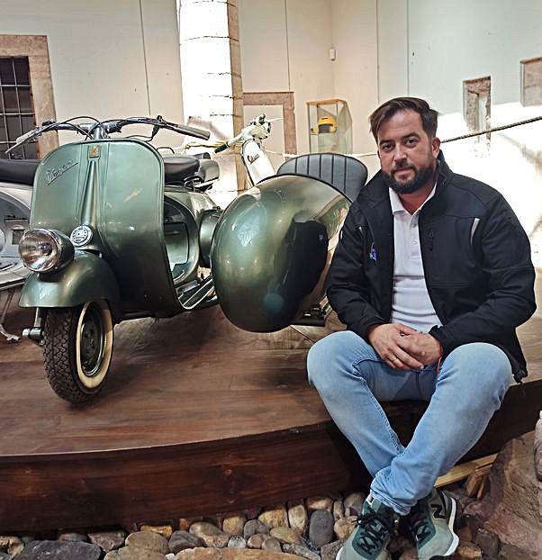 Roberto García con el sidecar de 1953. | S. A.