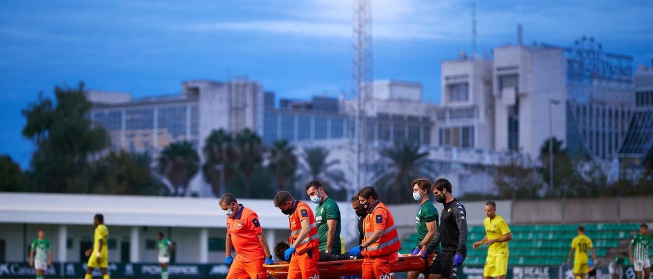 El portero Íker Álvarez retirado por los operarios sanitarios tras recibir un fuerte golpe en la cabeza.