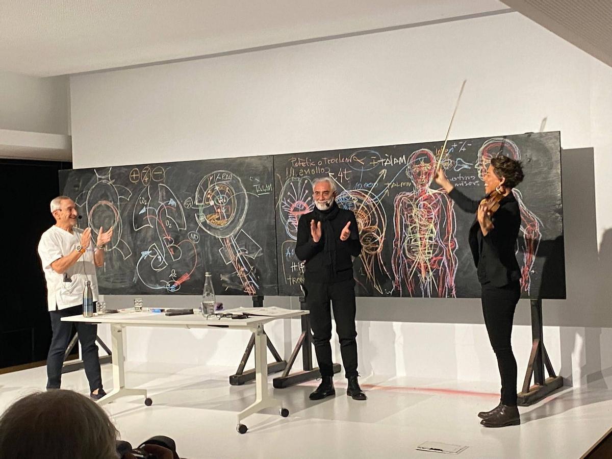 San i Admetlla durant una de les actuacions amb una violinista.