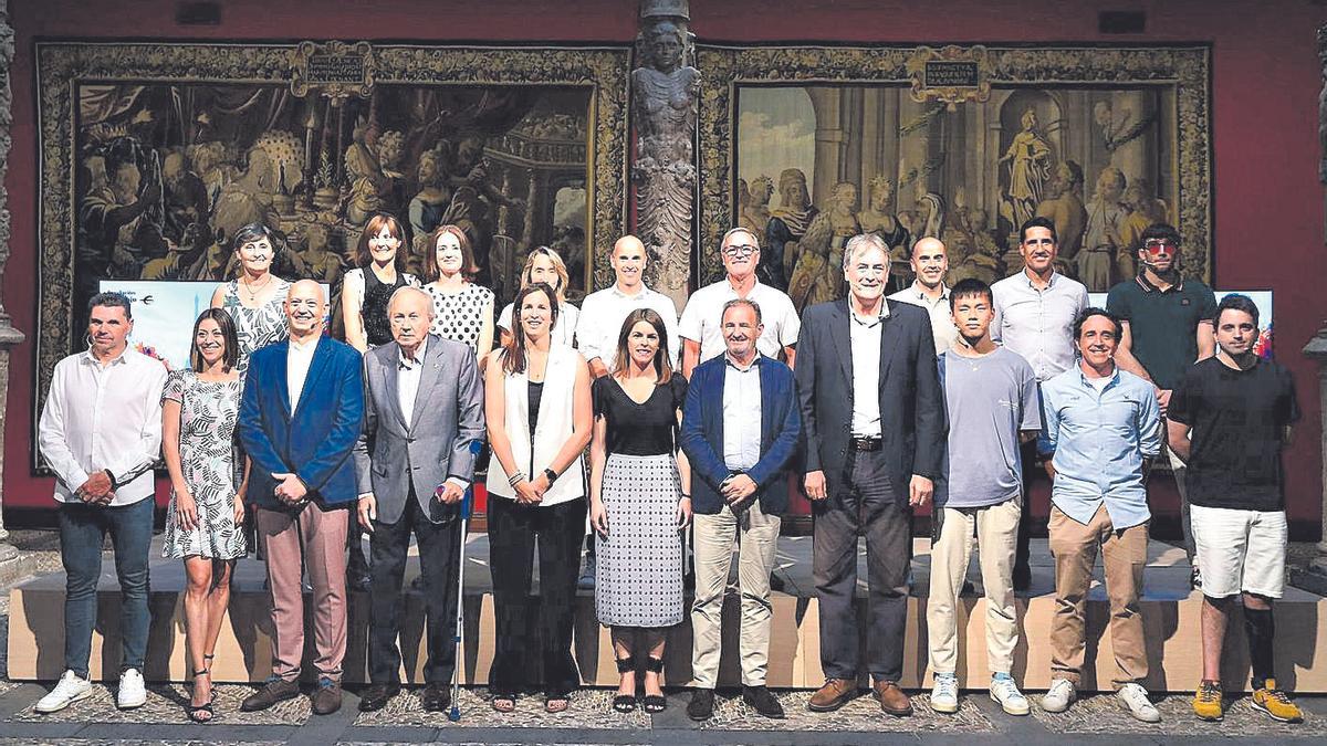 Foto de familia de los olímpicos aragoneses que se reunieron en el Patio de la Infanta de Ibercaja.