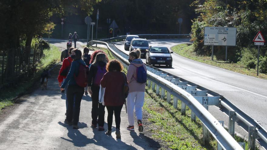 Un grup de persones fa una excursió a la Fageda d&#039;en Jordà, a la Garrotxa