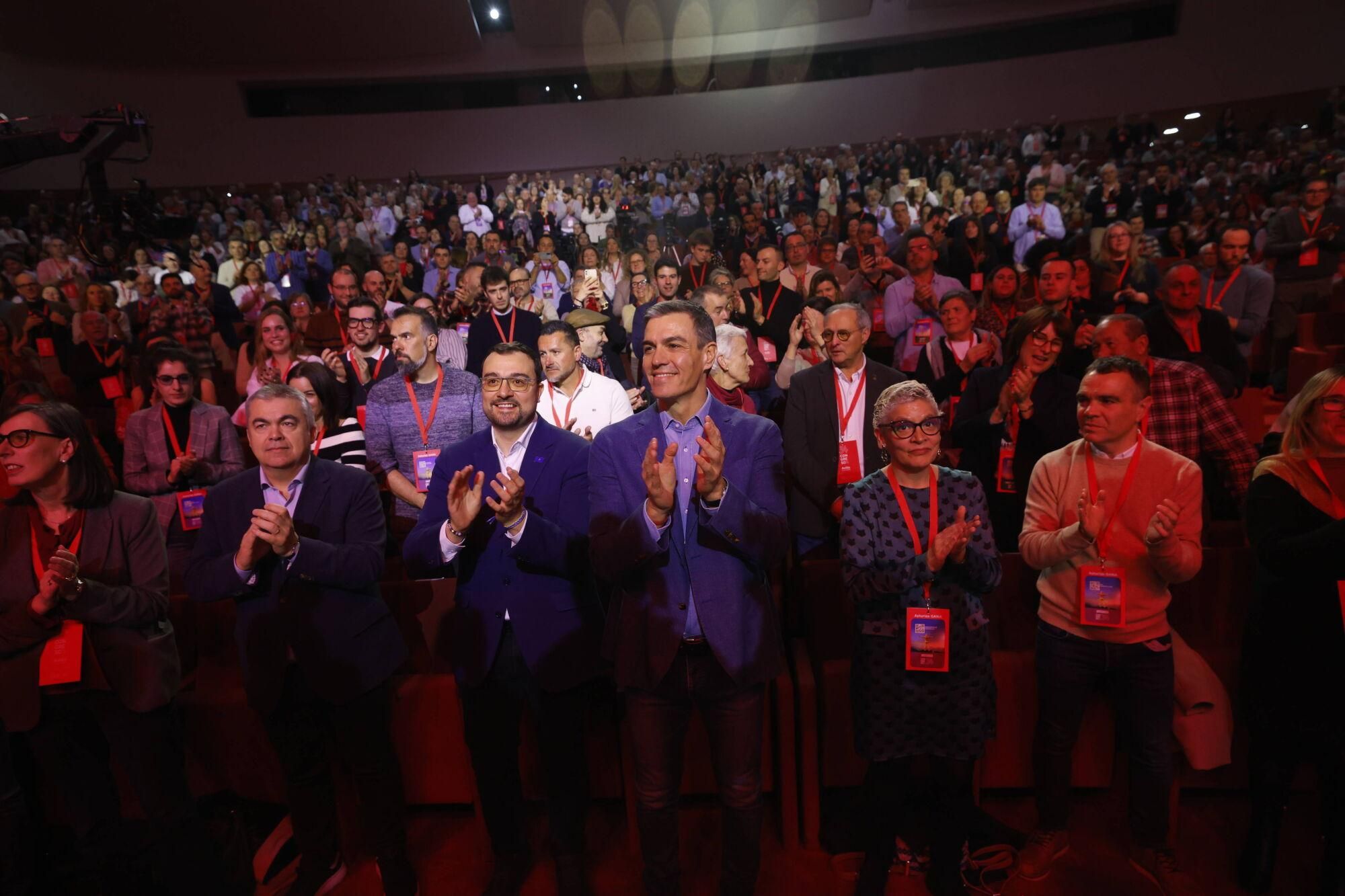 EN IMÁGENES: Pedro Sánchez y Adrián Barbón abren el congreso del PSOE asturiano